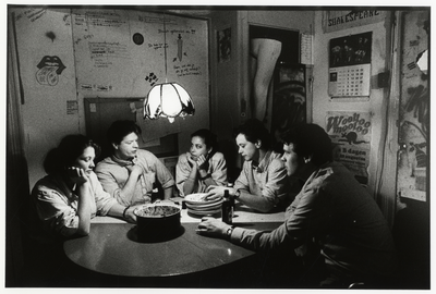 108031 Afbeelding van de bewoners van het studentenhuis Goedestraat 37bis te Utrecht, na de avondmaaltijd.